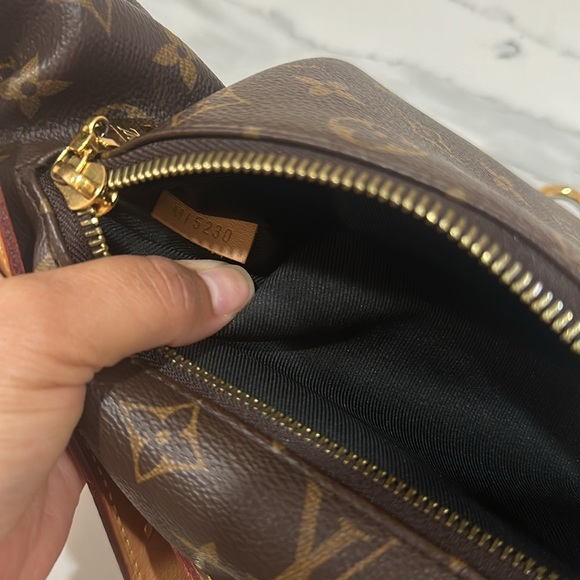 LOUIS VUITTON
Monogram LV Bumbag bag authentic pre loved sold out - Picture 5 of 6